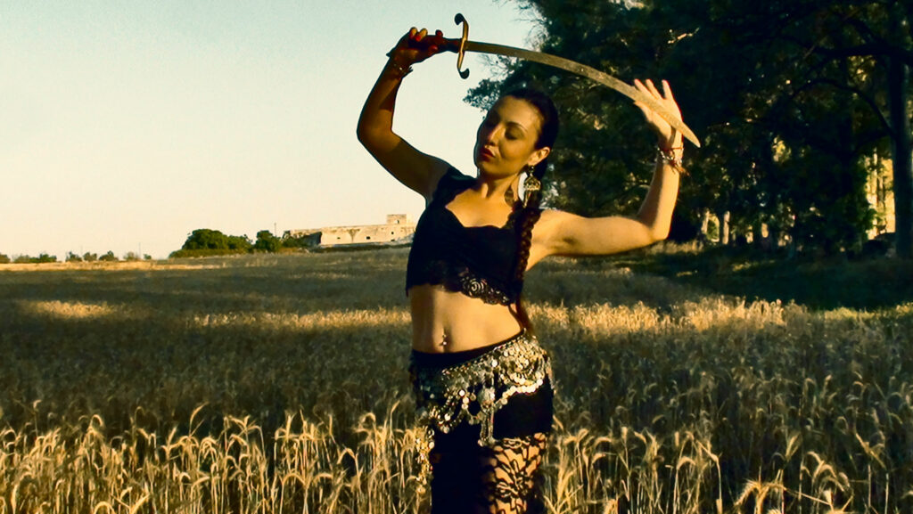 Spettacolo di Danza Orientale e Mediorientale in Puglia
Regala al tuo evento un’atmosfera magica con il nostro spettacolo di danza e musica dal vivo. Perfetto per matrimoni, feste private, sagre, eventi aziendali e cene spettacolo, offre un viaggio coinvolgente tra le culture dell’Oriente e del Medio Oriente. Performance professionali, musica dal vivo e versatilità garantiscono un’esperienza unica. Disponibile in tutta la Puglia, il nostro show si adatta a qualsiasi location. Trasforma il tuo evento in un momento indimenticabile!