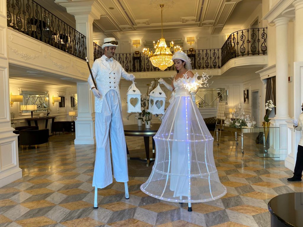 Accoglienza matrimonio con trampolieri in abito da sposi, abito d'epoca, abito giullare, abito circense, artisti di strada puglia.