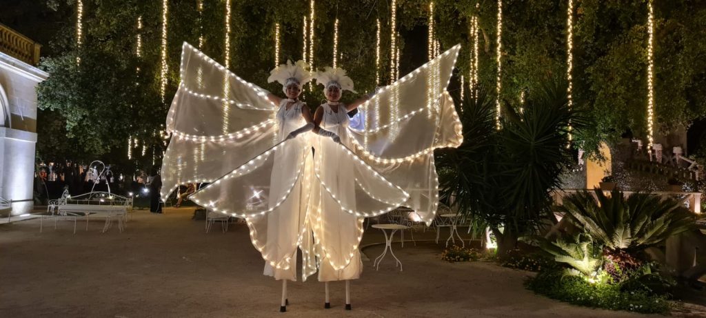 Farfalle Luminose sui Trampoli propone servizi di animazione per matrimoni con spettacoli e intrattenimento,