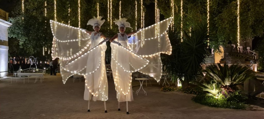 Spettacolo delle Farfalle Luminose per Sposi una performance fiabesca eseguita da Trampolieri e Danzatrici in splendidi ed elegantissimi costumi alati completamente illuminati con luci a led.