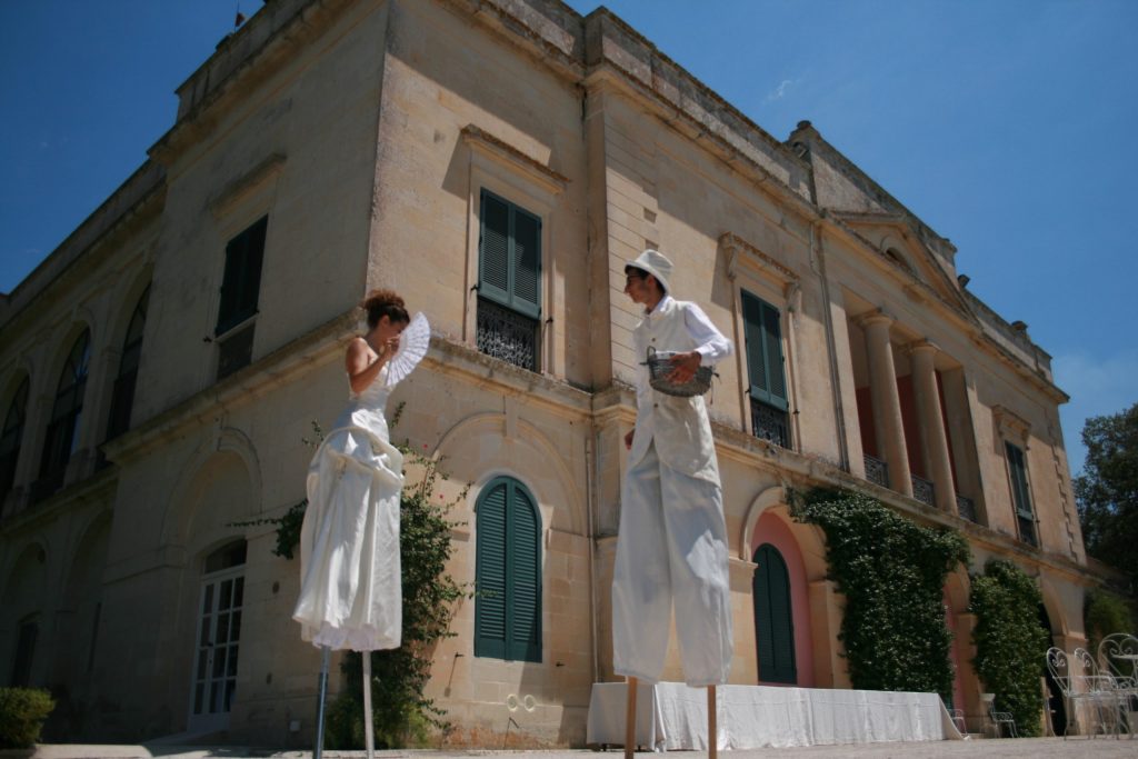 Accoglienza Matrimonio sposi, Trampolieri sposi, Accoglienza con trampolieri in abito da sposi, Accoglienza Poesia filosofia.