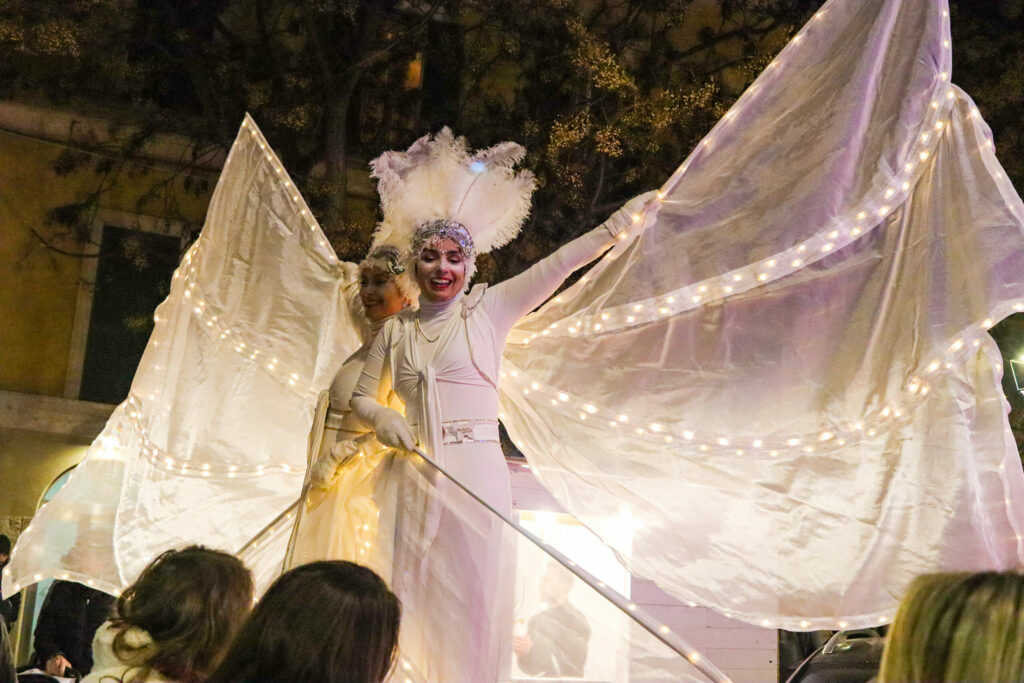 Artisti di strada per matrimoni: trasforma il tuo giorno speciale in uno spettacolo unico con trampolieri, giocolieri, mangiafuoco, danzatori e spettacoli pirotecnici. Open Circus Puglia offre performance personalizzate, parate, allestimenti con balloon art e strutture luminose a LED. Ideale per matrimoni, compleanni, feste patronali e fiere, garantisce magia e intrattenimento per tutte le età. Contattaci per un evento indimenticabile!