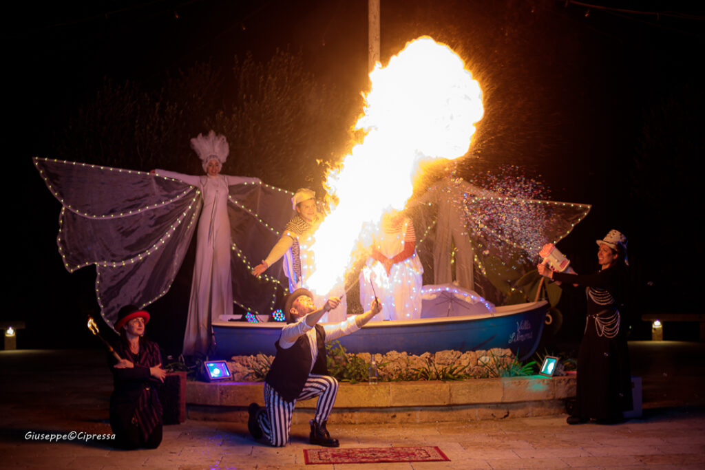 arata Circo Itinerante in Puglia
Spettacolo unico con artisti di strada: trampolieri, giocolieri, mimi, sputafuoco e acrobati. Una sfilata a tema circo vintage, perfetta per eventi all’aperto, feste di piazza, sfilate di carnevale ed eventi aziendali. Performance interattive e suggestive, tra magia, colore e tradizione circense.