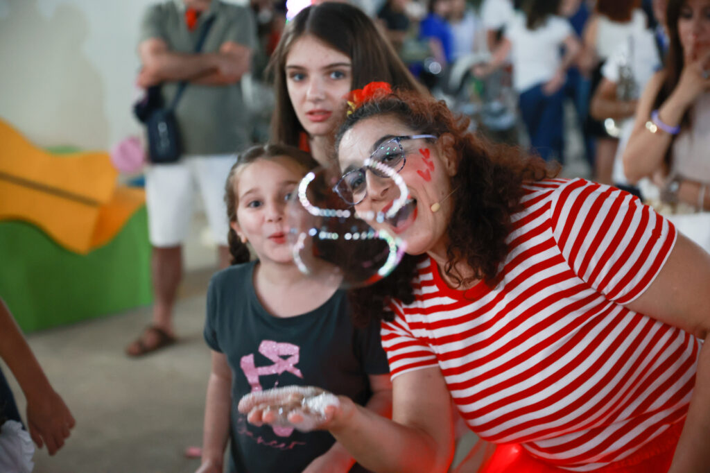 Lella Bretella offre uno spettacolo unico di bolle di sapone e fuoco in Puglia, perfetto per eventi come feste private, compleanni, matrimoni, sagre ed eventi aziendali. Lo show, della durata flessibile tra 15 e 50 minuti, Lella Bretella è artista professionista delle bolle di sapone con spettacolari esibizioni. . Disponibile nelle principali città pugliesi come Lecce, Brindisi, Taranto, Bari e Foggia, lo spettacolo garantisce intrattenimento sicuro e affascinante per grandi e piccoli, creando un'atmosfera magica e versatile adatta a vari contesti. Questo spettacolo incanta ogni tipo di pubblico ed è consigliato per: feste private, compleanni, sagre, feste di paese, eventi nei centri storici, matrimoni, eventi aziendali, cene spettacolo e feste per bambini.