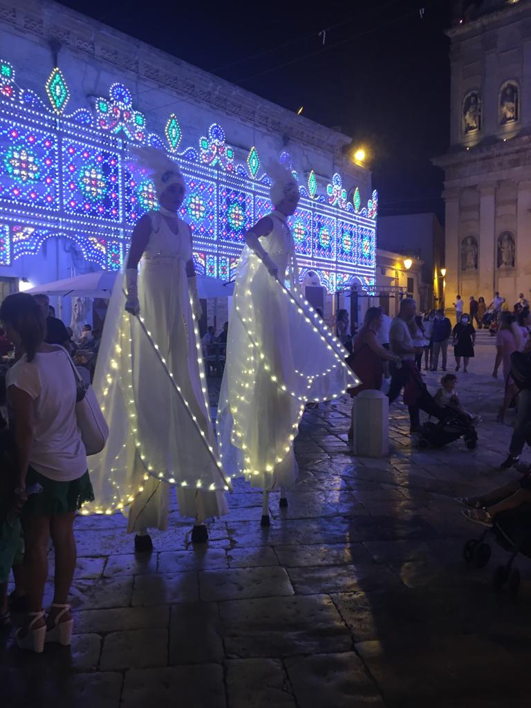 Light Signals,  Farfalle Luminose sui Trampoli, Animazione Matrimoni Light Signals,  Farfalle Luminose sui Trampoli, artiste di strada Lecce Light Signals,  Farfalle Luminose sui Trampoli, Matrimonio Light Signals,  Farfalle Luminose sui Trampoli, Nozze Light Signals,  Farfalle Luminose sui Trampoli, Animazione Matrimoni Salento , Animazione Matrimoni Lecce, Matrimonio Salento, artiste di strada Lecce Salento , artiste di strada Lecce Lecce, Matrimonio Lecce