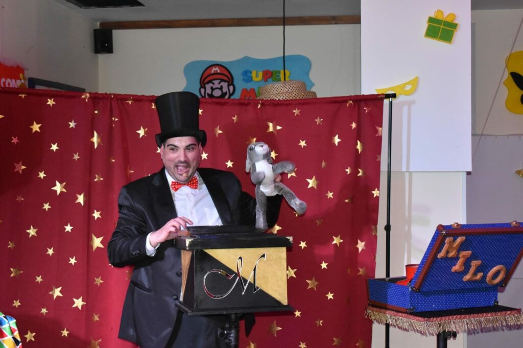Assicurati un evento indimenticabile con il nostro spettacolo di magia per bambini. Ideale per feste di compleanno, sagre, matrimoni ed eventi aziendali, il nostro show garantisce divertimento, interattività e versatilità. Il laboratorio di palloncini coinvolge i piccoli ospiti in modo creativo, mentre il mago esperto assicura una performance sicura e adatta a tutte le età. Perfetto per eventi di ogni dimensione, dalla festa in giardino alle grandi celebrazioni.
