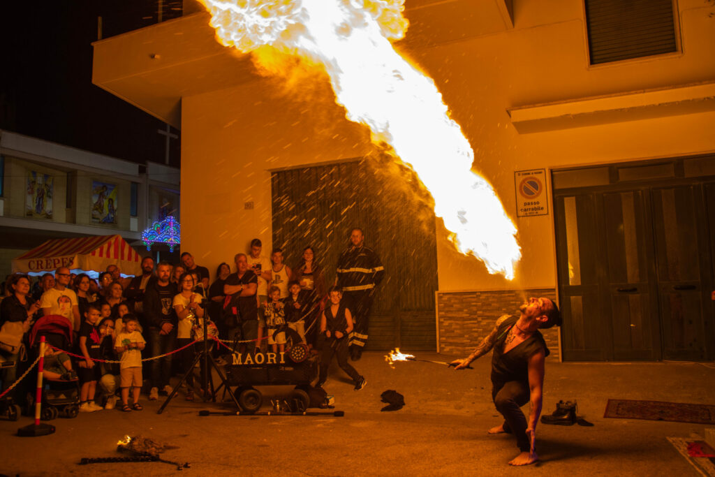 Spettacolo di giocolieri, mangiafuoco e sputafuoco in Puglia, ideale per eventi privati, matrimoni, feste di paese e aziendali. Artisti di strada professionisti offrono uno show emozionante e adrenalinico, con tecniche spettacolari e giochi di fuoco. Disponibile in Lecce, Bari, Brindisi, Taranto e Foggia, lo spettacolo garantisce intrattenimento di grande impatto per tutte le età.