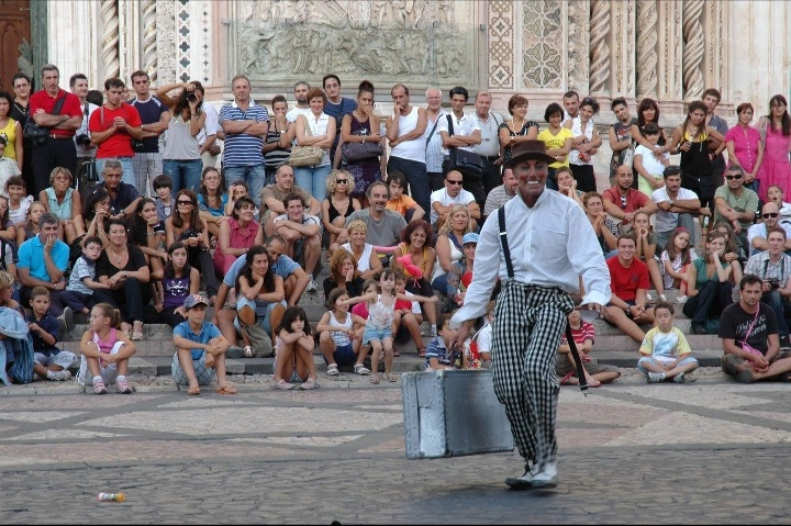 clown-matisse-artisti-di-strada-puglia (1)