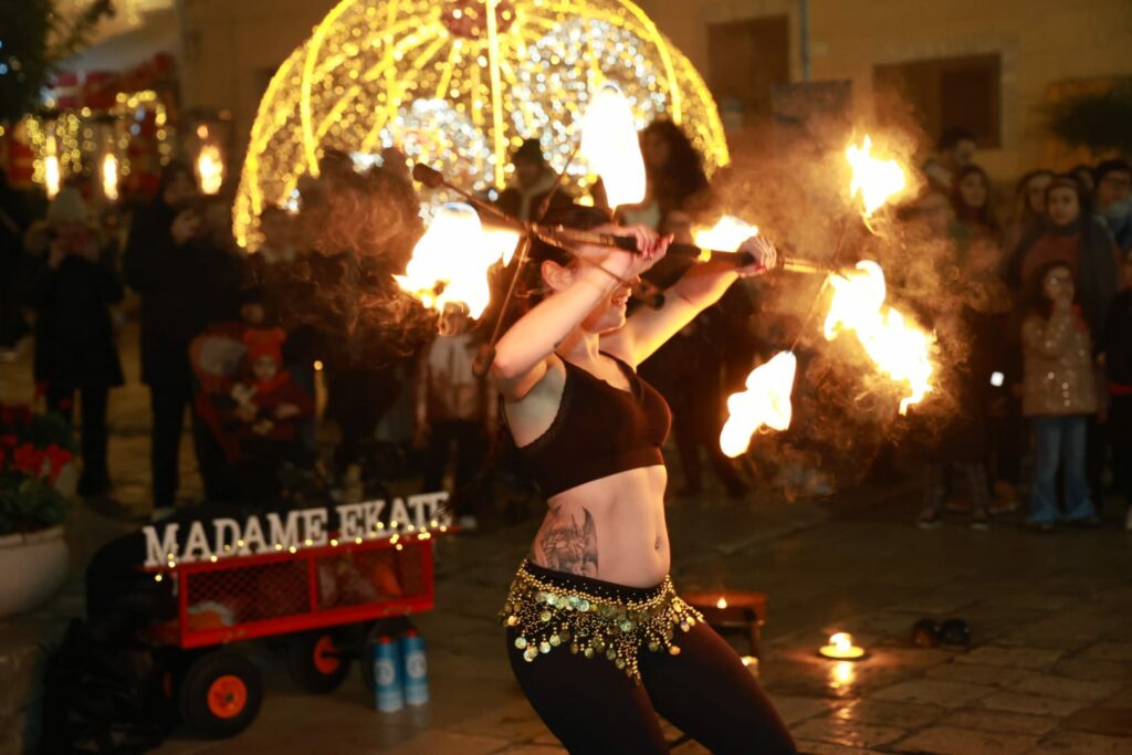 madame-ekate-spettacolo-mangiafuoco-danza-del-fuoco-sputafuoco (5)