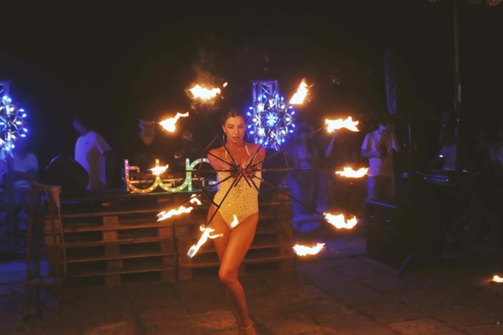 Cerchi uno spettacolo unico per il tuo evento in Puglia? Scopri la nostra esibizione di giocoleria con il fuoco, che unisce abilità circensi, danze esotiche e spettacoli LED per un intrattenimento indimenticabile. Offriamo performance di mangiafuoco, sputafuoco e fachirismo, insieme a danze del ventre e tribal fusion arricchite da effetti luminosi. Completa il tuo evento con servizi di cartomanzia per un tocco di mistero. Disponibili in Puglia e nelle regioni vicine, adattiamo lo spettacolo a ogni tipo di evento, garantendo sicurezza e un’esperienza straordinaria. Perfetto per matrimoni, feste private, eventi aziendali e molto altro!