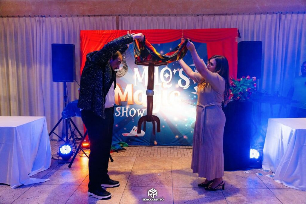 Mago Comico per Eventi: Spettacoli di Magia e Risate
Il Mago Comico è l’artista ideale per eventi pubblici e privati. Con uno show di magia e comicità, regala divertimento per tutta la famiglia. Disponibile per spettacoli sul palco o itineranti ai tavoli, trasforma qualsiasi occasione in un’esperienza unica e memorabile. Perfetto per cerimonie, feste e gran galà!