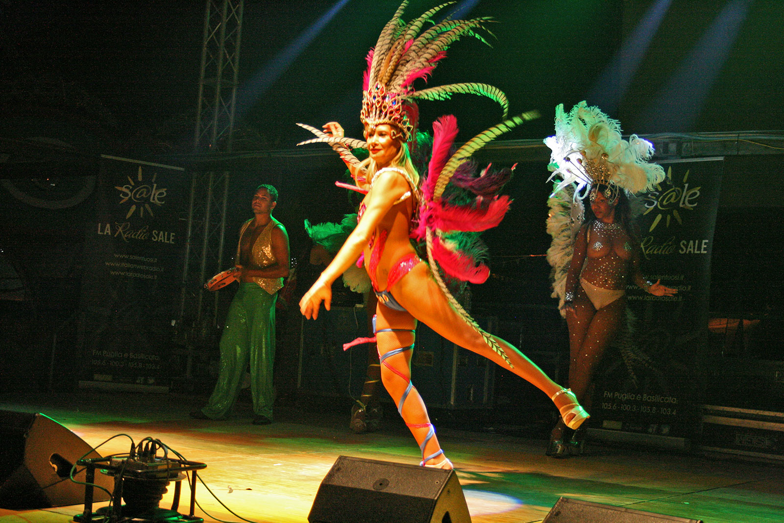 artisti-circensi-di-strada-trampoliere-sputafuoco-balli-brasiliani-artistidistrada-open-circus-puglia-lecce-brindisi-taranto-bari-giocoliere (25)