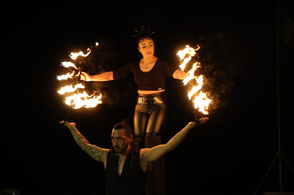 Fire Force: Spettacolo di Fuoco e Magia per Eventi in Puglia

Fire Force è uno spettacolo di giocoleria e fuoco ispirato alla tradizione Maori, ideale per matrimoni, feste, sagre ed eventi aziendali. Con artisti trampolieri, sputafuoco e la magica presenza della trampoliera Madame Sasà, garantisce un’esperienza mozzafiato che incanta ogni pubblico. Disponibile in tutta la Puglia, lo show unisce abilità, sicurezza e personalizzazione per ogni occasione speciale.