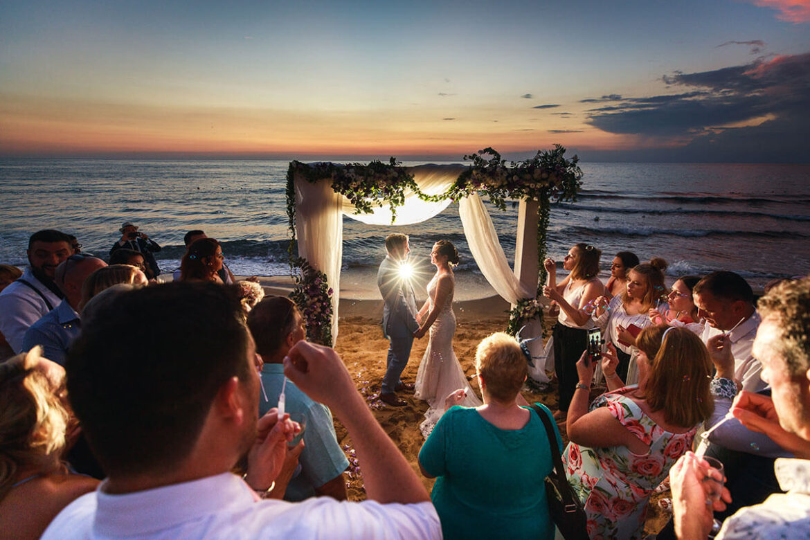 UN MATRIMONIO IN SPIAGGIA CON GLI ARTISTI DI STRADA