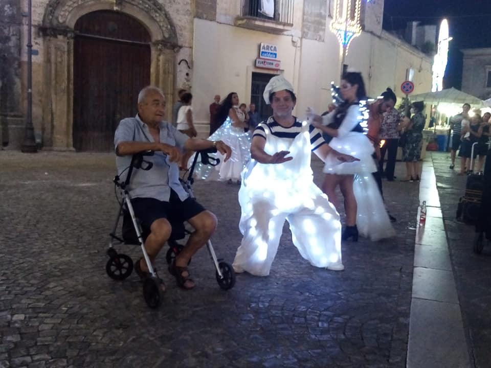 A Lecce gli artisti di strada si esibiscono ovunque in città