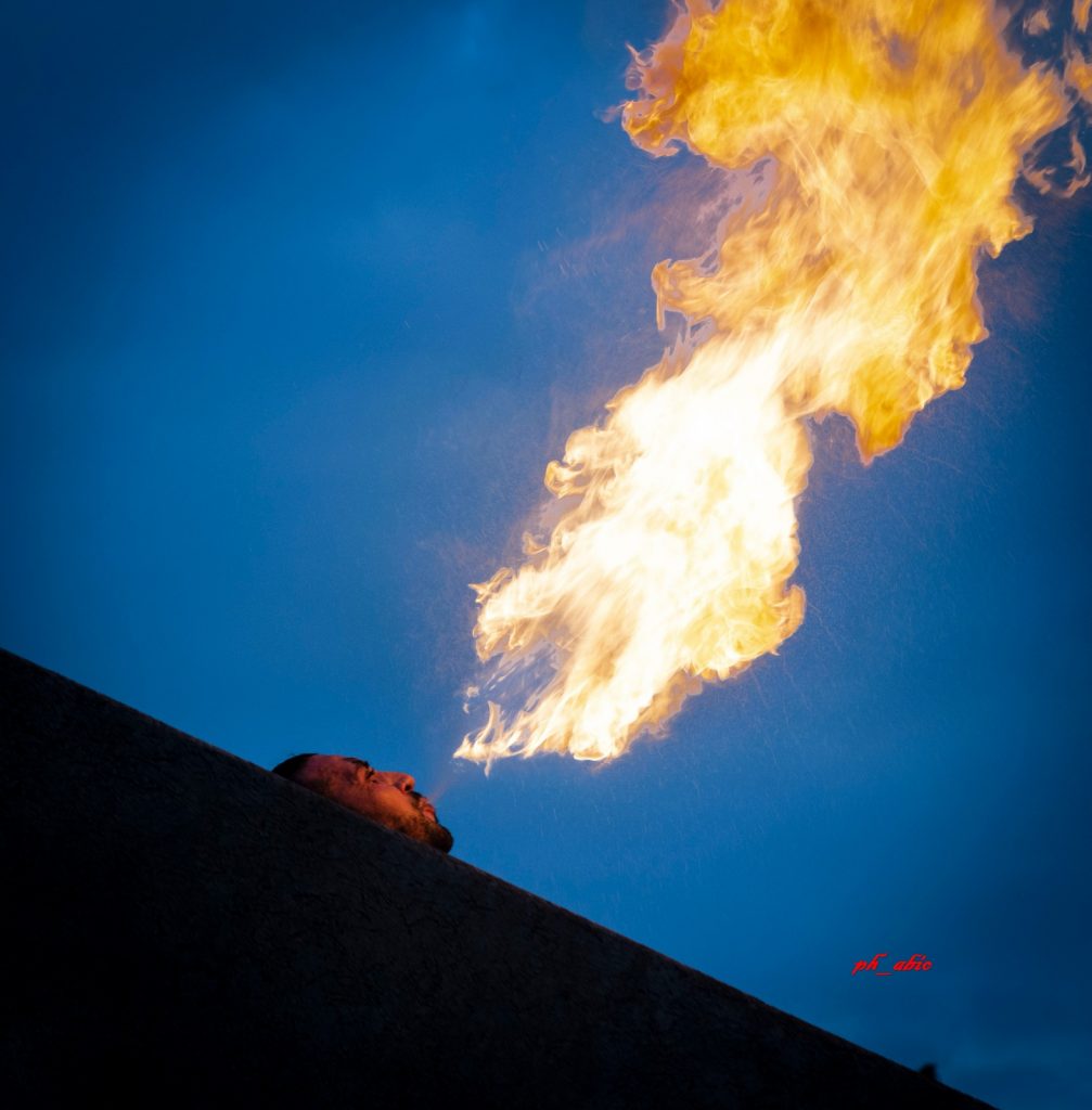 spettacoli di artisti di strada con fuoco