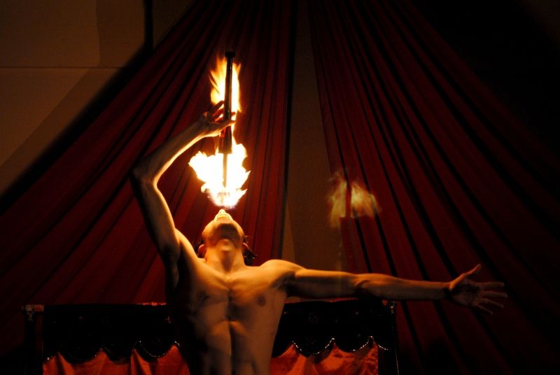Demon fachiro / mangiafuoco
spettacoli itineranti di giochi di fuoco, fachirismo con il fuoco, vetri e chiodi