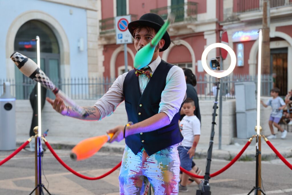 Per il Natale, offriamo spettacoli unici con artisti di strada: trampolieri, sputafuoco, giocolieri, equilibristi, acrobati, bolle di sapone, clown, maghi e tanto altro. Le nostre proposte includono anche parate natalizie con artisti a tema e street band, oltre a allestimenti e musicisti per un'esperienza completa. Scopri le migliori soluzioni già pronte per te, senza stress. Noi siamo pronti, e tu? Scegli il tuo evento natalizio perfetto con noi!