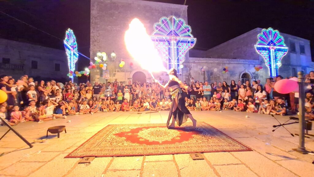madame-ekate-danza-del-fuoco-artistidistrada-puglia-open-circus-puglia-japigia-wedding (3)