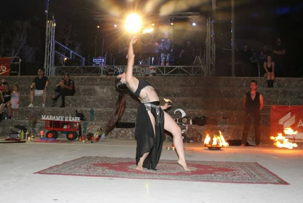 madame-ekate-spettacolo-danza-del-fuoco-artistidistrada-puglia-open-circus-puglia-japigia-wedding (2)
