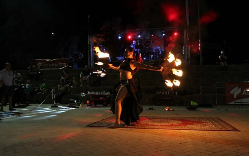madame-ekate-spettacolo-danza-del-fuoco-artistidistrada-puglia-open-circus-puglia-japigia-wedding (4)