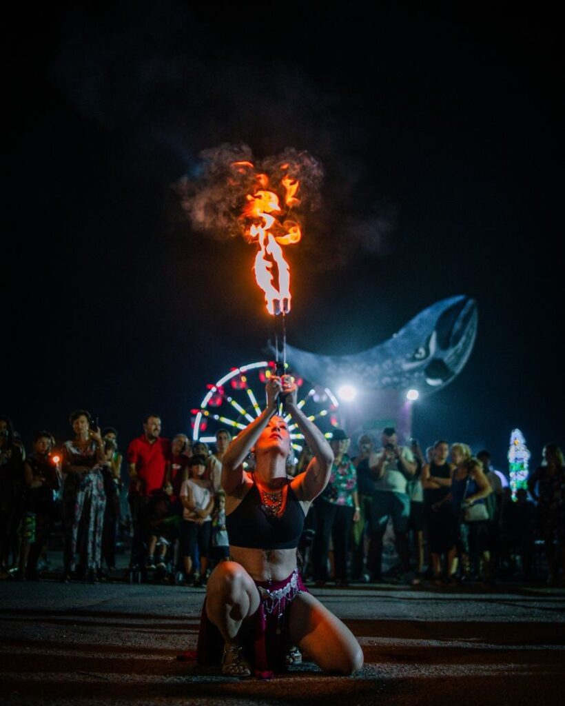 madame-ekate-spettacolo-danza-di-fuoco-artistidistrada-puglia-open-circus-puglia-japigia-wedding