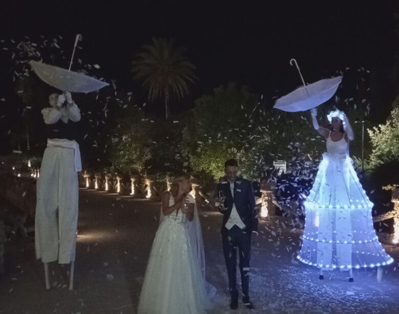Spettacolo trampolieri luminosi in abito sposi, matrimonio Lecce