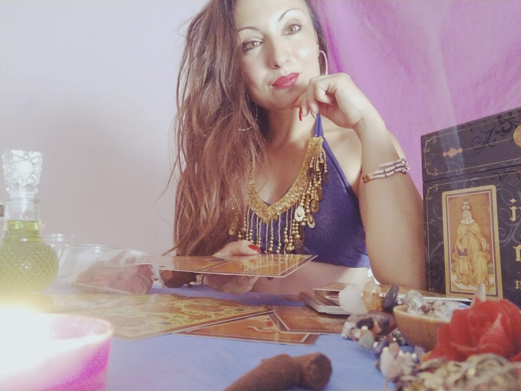 Madame Ekatè - La Cartomante Gitana, un’esperienza mistica per eventi indimenticabili. Con predizioni affascinanti attraverso carte e lettura della mano, offre un tocco magico e misterioso. Atmosfera gitana, candele, incensi e antichi libri trasportano gli ospiti nel mondo del destino, rendendo ogni incontro unico e sorprendente. Perfetta per chi cerca un intrattenimento suggestivo e intrigante per le proprie feste o eventi speciali.