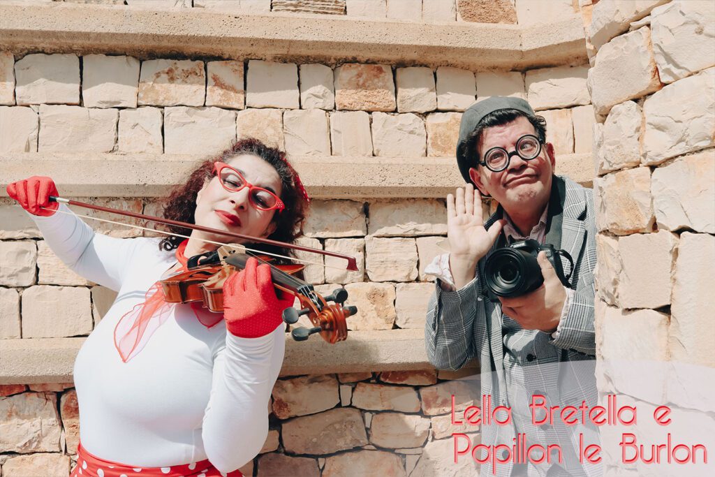 Papillon le Burlon e Lella Bretella: Fotografi e Intrattenitori per Eventi Indimenticabili. Cerchi un modo originale per rendere il tuo matrimonio o evento speciale? Papillon le Burlon, il fotografo creativo, e la sua assistente Lella Bretella portano un tocco di divertimento e allegria a ogni celebrazione! Offriamo un servizio fotografico unico, allestendo un set originale con una cornice alta due metri e cappelli eccentrici. Con attrezzatura di alta qualità e una professionalità impeccabile, catturiamo momenti spontanei e divertenti, garantendo stampe fotografiche immediatamente disponibili e di lunga durata. Ideale per matrimoni, feste di compleanno, eventi aziendali e celebrazioni private, il nostro servizio è pensato per intrattenere gli ospiti senza essere invadenti. Contattaci per rendere il tuo evento memorabile con ricordi unici e divertenti!