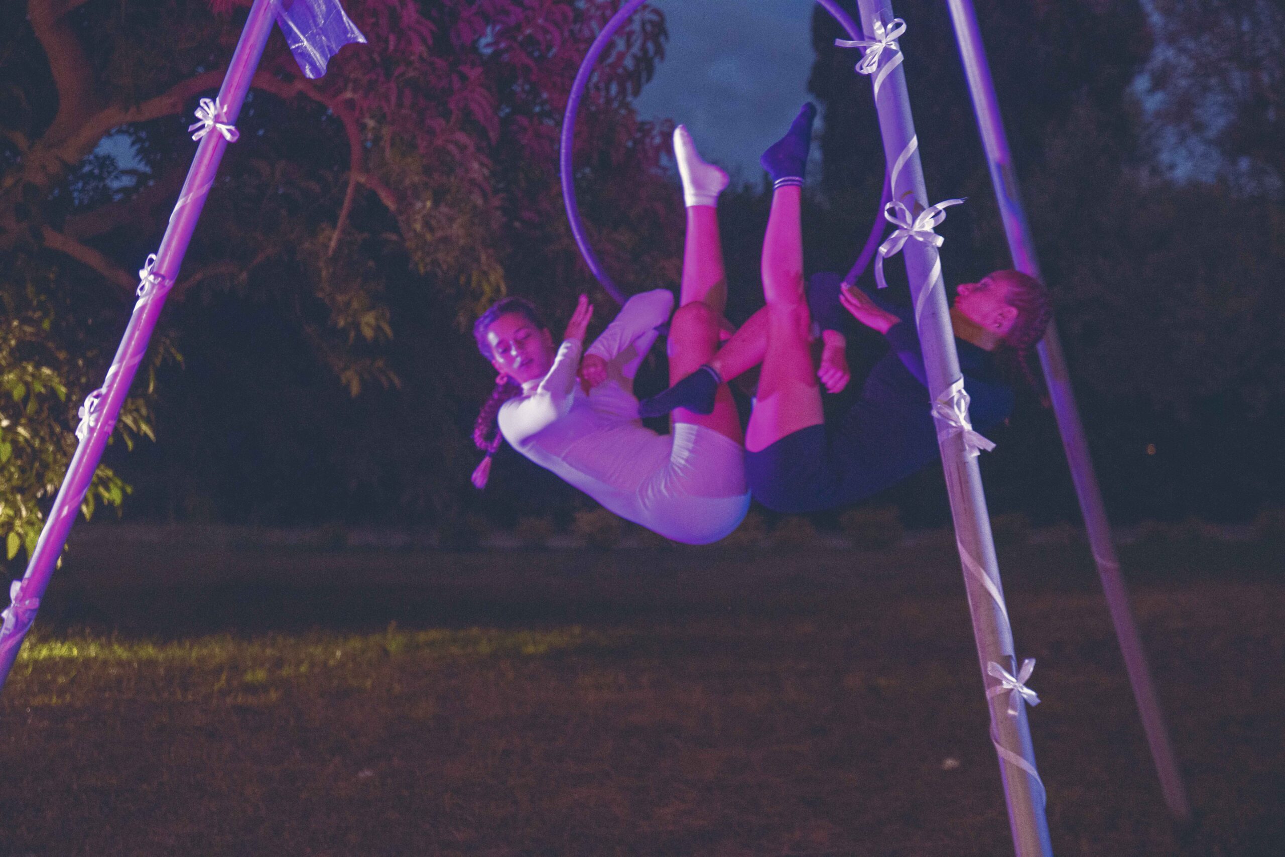 acrobatica-aerea-arial-hoop-duo-artistidistradapuglia-opencircuspuglia-puglia