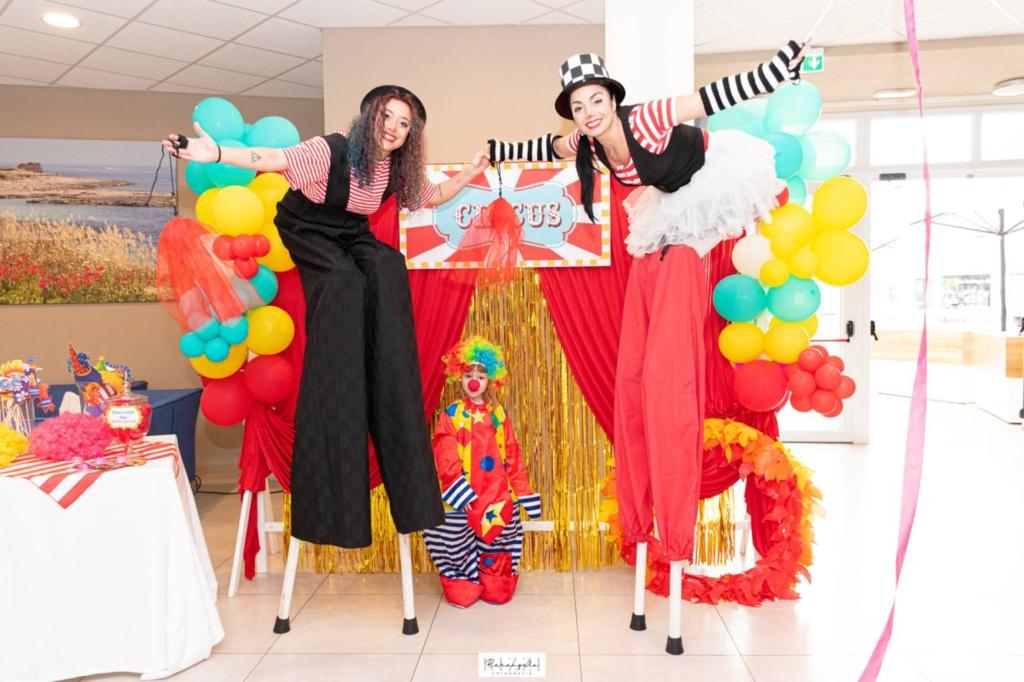 Parata di Carnevale Puglia: Artisti Itineranti tra Trampoli, Giocoleria e Magia

Scopri la Parata di Carnevale degli artisti itineranti in Puglia, un'esperienza unica che unisce trampolieri, giocolieri, sputafuoco, danzatrici e minicicli. Questo spettacolo vivace e coinvolgente è perfetto per sfilate di Carnevale, feste di paese ed eventi aziendali. Con performance mozzafiato, costumi sgargianti e un mix di abilità straordinarie, gli artisti incantano il pubblico, creando un'atmosfera festosa e magica, arricchita dalla Flow Art. Ideale per eventi all'aperto, la parata offre un intrattenimento dinamico e interattivo che trasforma ogni evento in un'esperienza indimenticabile.