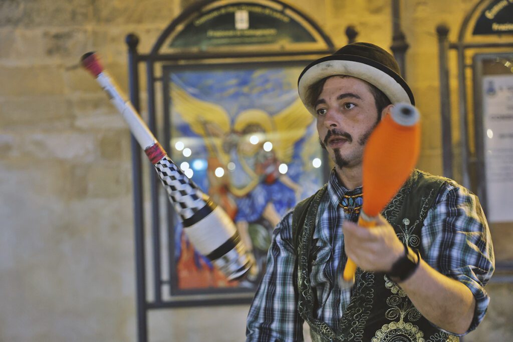 Spettacolo di clownerie, magia e giocoleria con diablo ideale per eventi di ogni tipo. Un mix di risate, stupore e abilità tecniche, adatto a tutte le età. Disponibile in Puglia e regioni limitrofe, lo show è flessibile in durata (30-60 minuti) e richiede solo 3x3 metri di spazio. Perfetto per feste private, compleanni, sagre, matrimoni ed eventi aziendali, con un’ampia interazione con il pubblico per un'esperienza coinvolgente e indimenticabile.