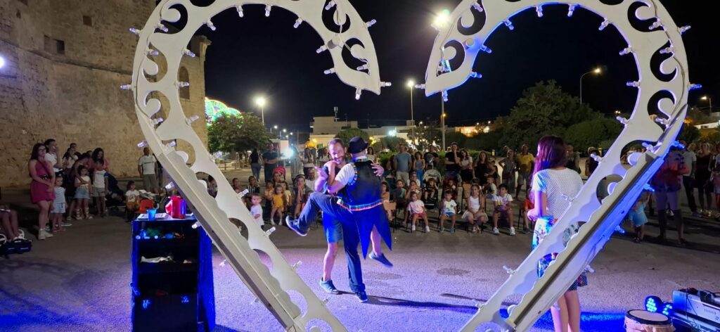 mago-milo-spattacolo-magia-comica-artistidistrada-puglia-open-circus-puglia-japigia-wedding (6)
