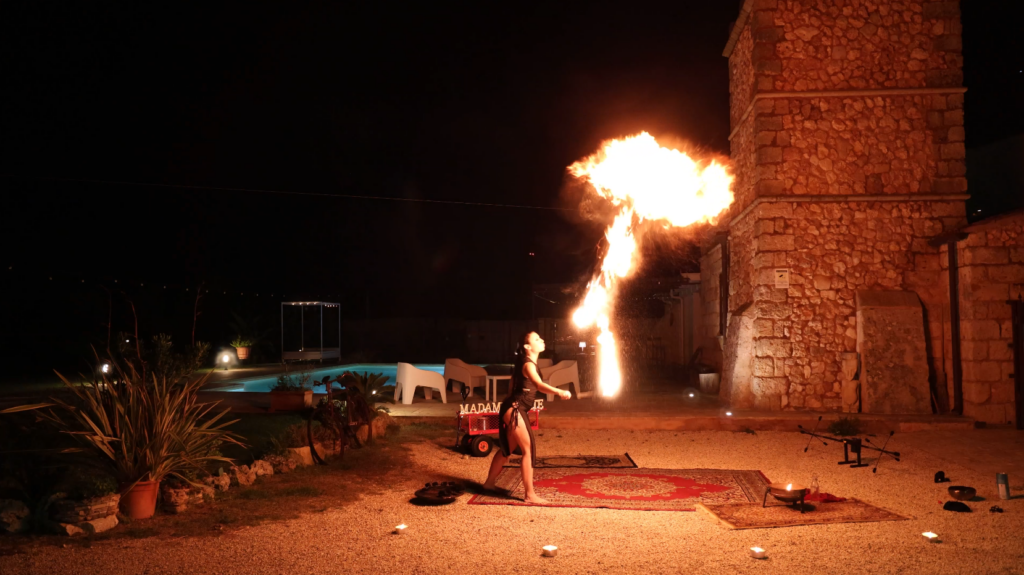 madame-ekate-danza-tribale-danza-del-fuoco-sputafuoco-artista-di-strada-puglia (14)