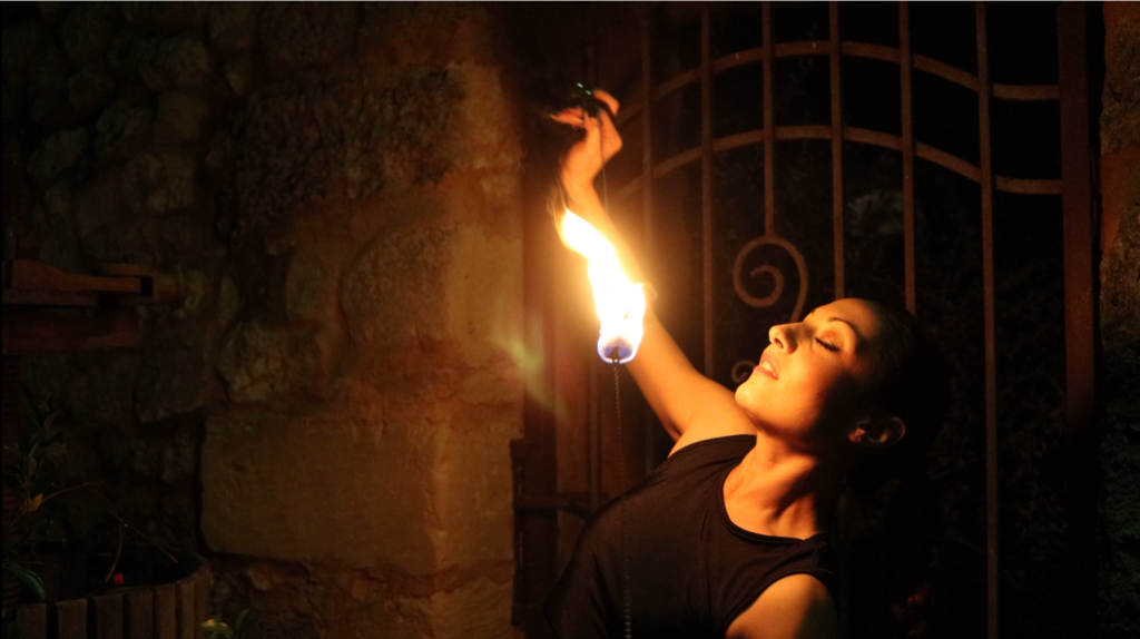 madame-ekate-danza-tribale-danza-del-fuoco-sputafuoco-artista-di-strada-puglia (18)
