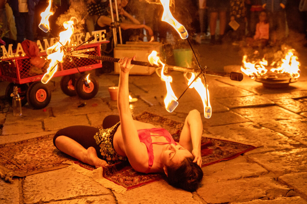 madame-ekate-sputafuoco-giocoleria-fuoco-damza-del-fuoco-artisti-di-strada-puglia