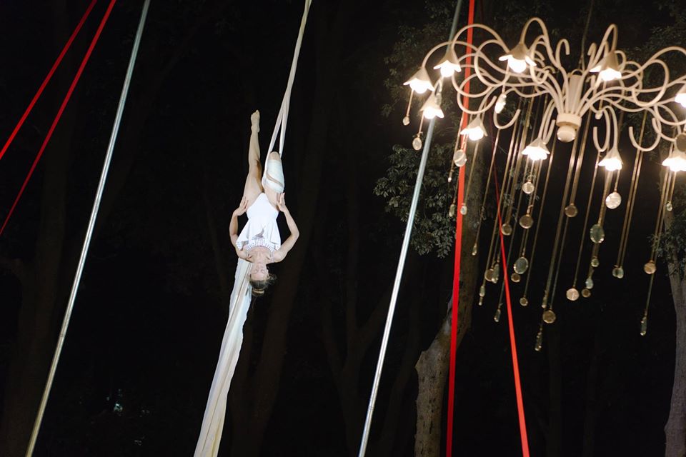 Acrobatica aerea - Tessuti - Cerchio aereo - Trapezio - Corda - Proposte  Artisti di Strada