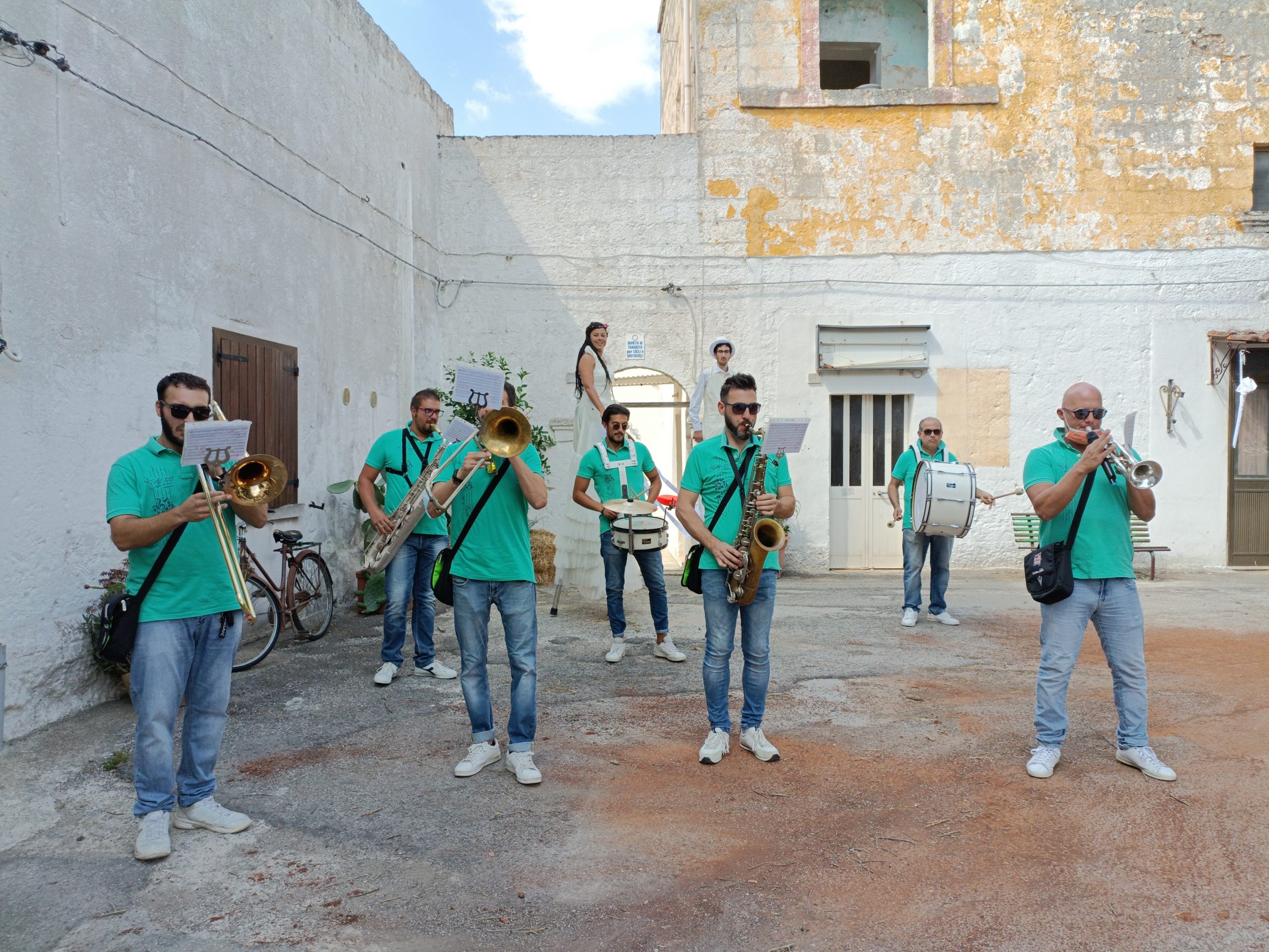 Trampolieri e street-band per feste, sagre