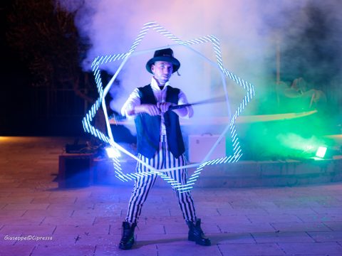 Spettacolo giocoleria luminosa