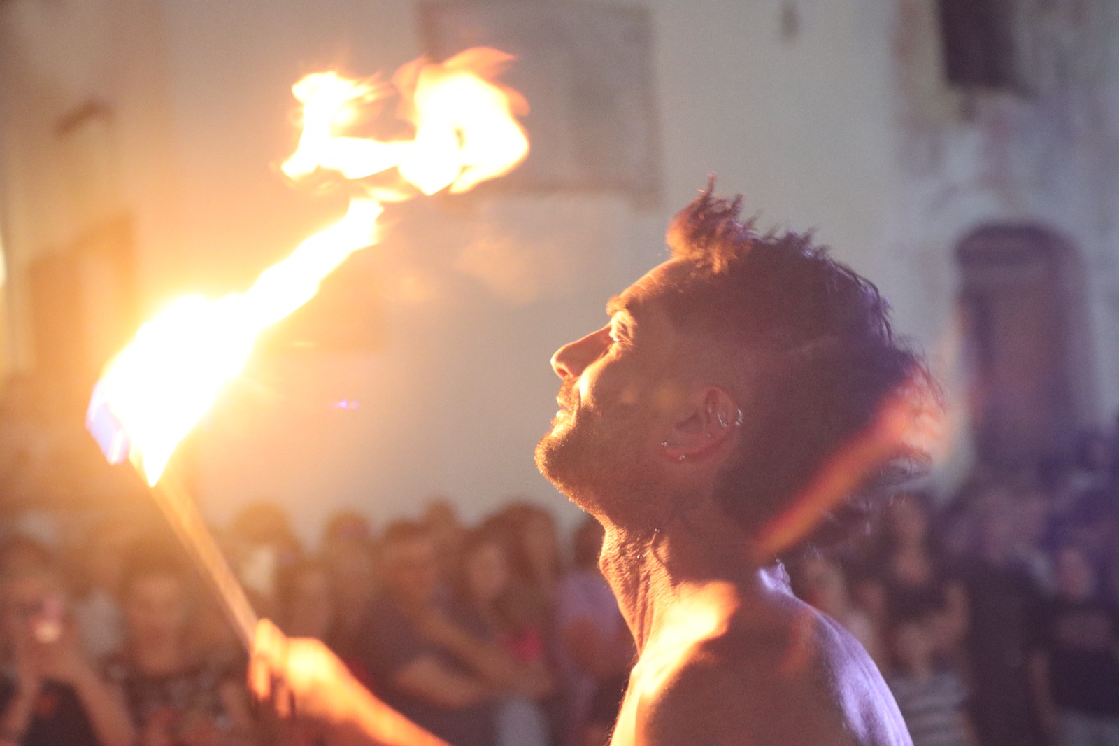 Namas spettacolo di fuoco e fachirismo