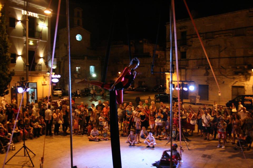 Taranto, Spettacolo acrobatica aerea, danza aerea, tessuti aerei, cerchio aereo, trapezio aereo, spettacolo 