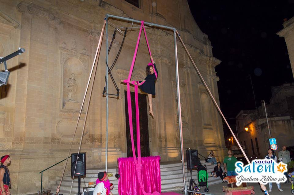 Piazza Spettacolo acrobatica aerea, danza aerea, tessuti aerei, cerchio aereo, trapezio aereo, spettacolo 