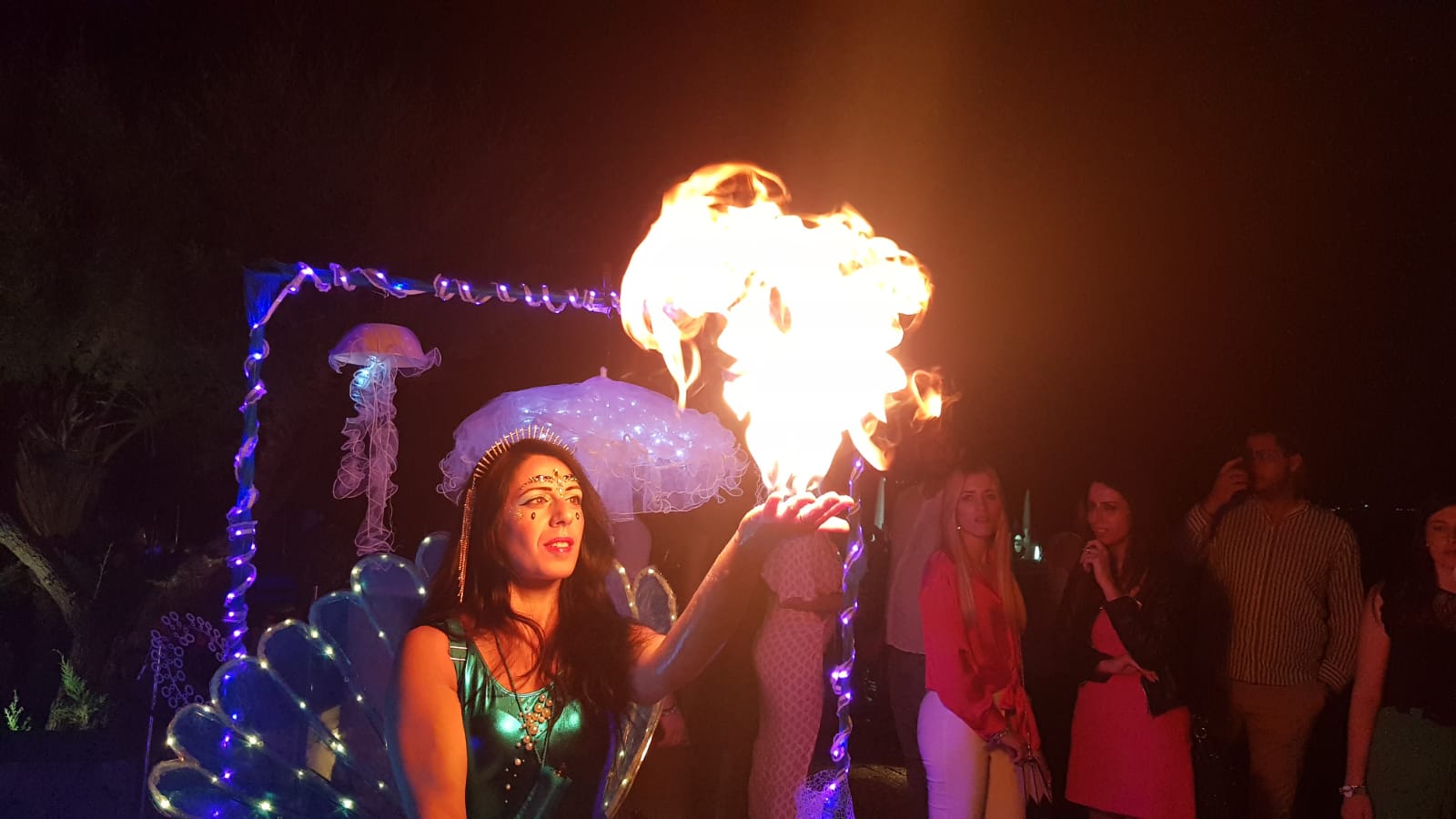 blue-lady-spettacolo-bolle-di-sapone-spettacolo-fuoco-giocoleria-artisti-di-strada-puglia-lecce-brindisi-taranto (33)