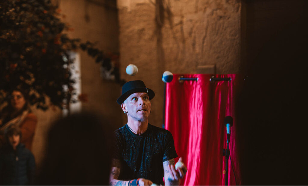 Spettacolo di Clown, Giocoliere e Animatore in Puglia: Un'esperienza versatile e coinvolgente, ideale per eventi di ogni tipo. Disponibile in Puglia e nelle regioni vicine, lo show offre intrattenimento per tutte le età con un mix di comicità, giocoleria e animazione. Facile da organizzare grazie al ridotto spazio necessario, è perfetto per feste private, compleanni, sagre, matrimoni, eventi aziendali e altro. Scopri uno spettacolo unico, personalizzabile e adatto a ogni occasione!