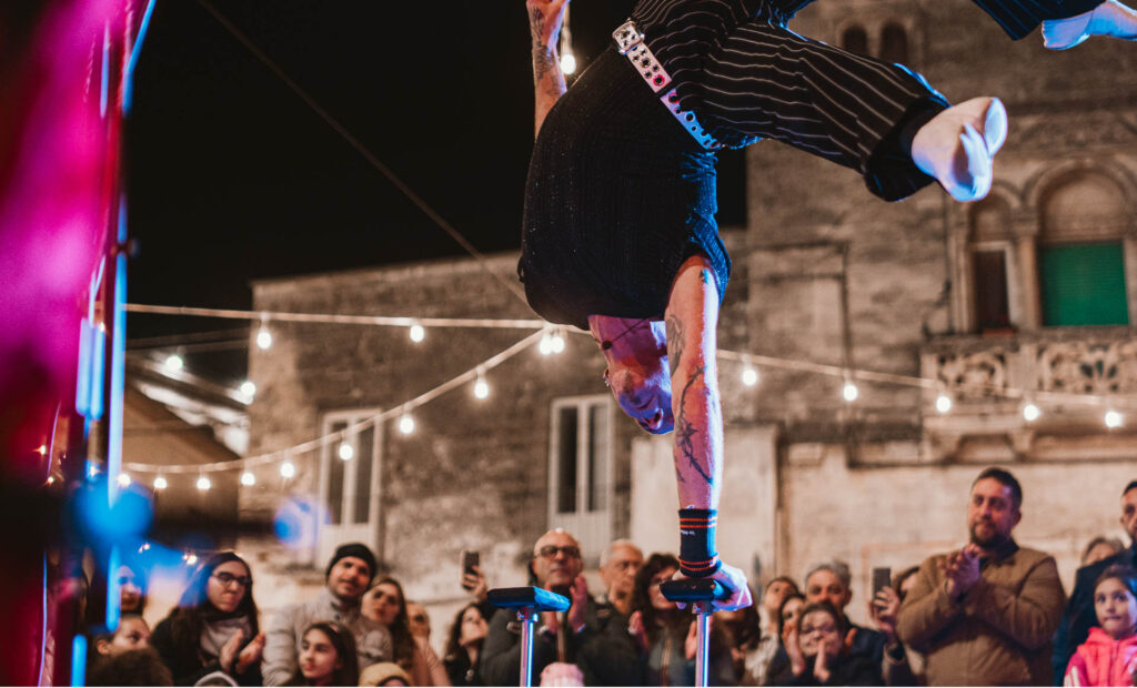 L'arte circense ha origini antiche, risalenti a civiltà come l'Egitto, la Cina e l'antica Roma, dove si tenevano esibizioni di acrobati e addestratori di animali. Il circo moderno nasce nel XVIII secolo con Philip Astley, che introdusse l'arena circolare e spettacoli di cavalleria. Nel XIX secolo, circhi come Barnum & Bailey e Ringling Bros. raggiunsero grande popolarità. Oggi, il circo contemporaneo, con compagnie come il Cirque du Soleil, si concentra su performance artistiche e visive, mescolando teatro, danza e acrobazia.