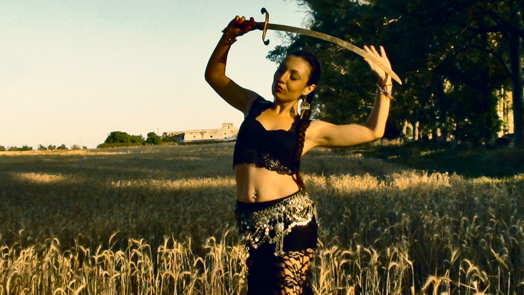 Spettacolo di Danza Orientale e Mediorientale in Puglia
Regala al tuo evento un’atmosfera magica con il nostro spettacolo di danza e musica dal vivo. Perfetto per matrimoni, feste private, sagre, eventi aziendali e cene spettacolo, offre un viaggio coinvolgente tra le culture dell’Oriente e del Medio Oriente. Performance professionali, musica dal vivo e versatilità garantiscono un’esperienza unica. Disponibile in tutta la Puglia, il nostro show si adatta a qualsiasi location. Trasforma il tuo evento in un momento indimenticabile!