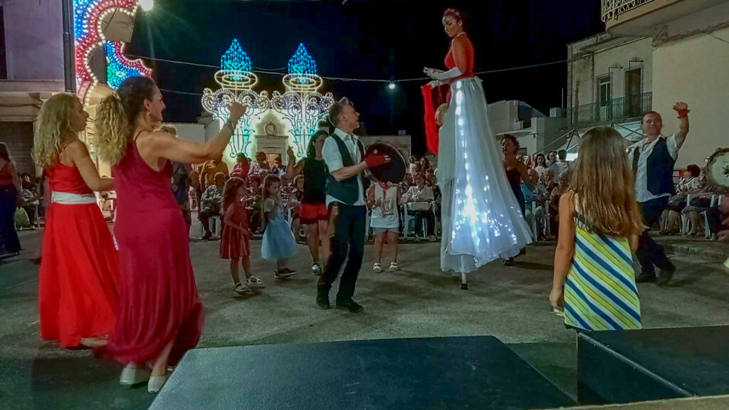 madame-sasa-trampoliera-ballerini-di-pizzica-animazione-spettacolo-piazza-artistidistrada-puglia-open-circus-puglia-japigia-wedding (1)