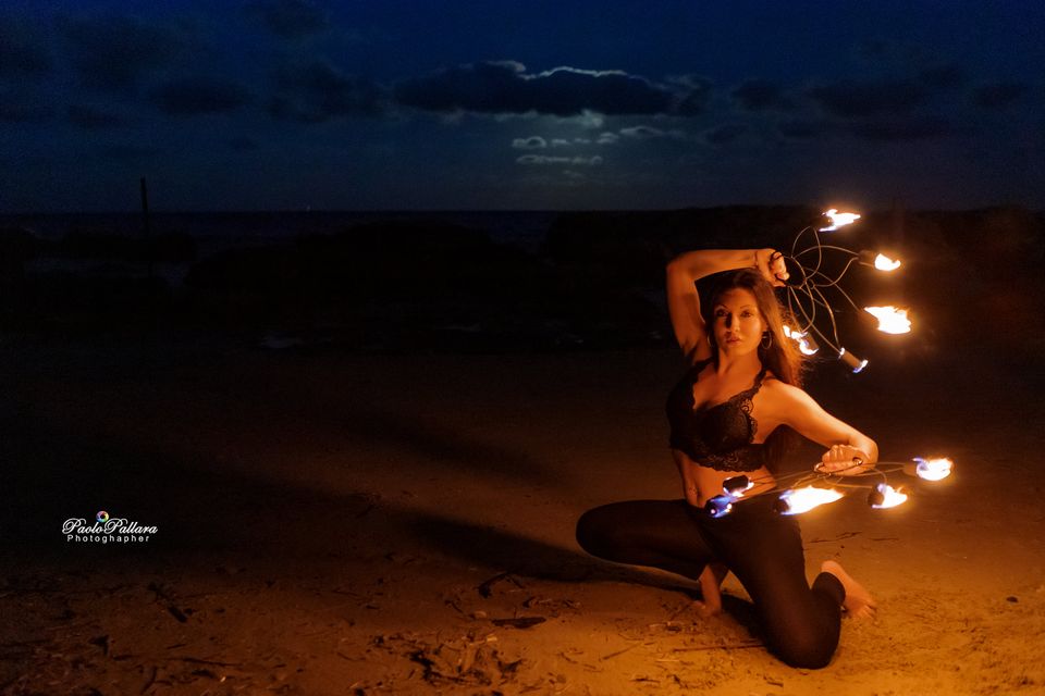 Spettacolo di fuoco in Puglia - Madame Ekatè

Scopri lo straordinario spettacolo di danza del fuoco in Puglia, con Madame Ekatè, artista esperta nell'arte delle fiamme. Una performance di 45 minuti che unisce giochi di luce, coreografia teatrale e magia visiva. Ideale per eventi privati, sagre, matrimoni ed eventi aziendali. Disponibile in città come Lecce, Bari, Brindisi, Taranto e Foggia. Effetto visivo e atmosfera mozzafiato garantiti!