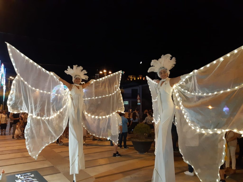 Farfalle Luminose su Trampoli – Spettacolo Magico per Eventi
Scopri “Farfalle Luminose su Trampoli”: un’esibizione unica con artisti su trampoli e costumi luminosi. Perfetto per matrimoni, feste private, sagre ed eventi aziendali, questo spettacolo combina danza, luci LED e magia, creando un’atmosfera indimenticabile. Disponibile in Puglia e regioni vicine, offre versatilità tematica, impatto scenografico e intrattenimento per tutte le età. Contattaci per un’esperienza personalizzata!

Spettacolo di matrimonio 