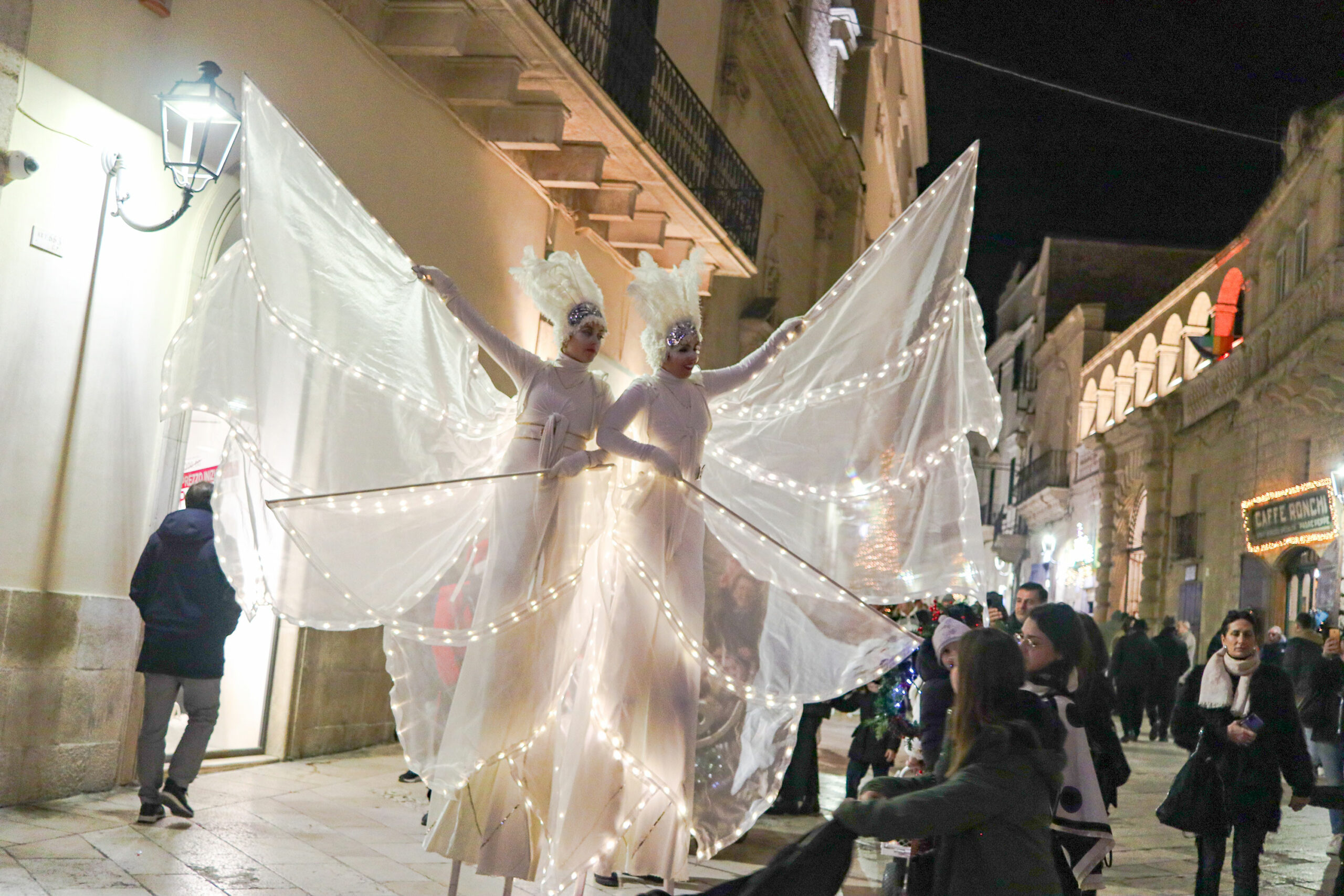Light-signals-farfalle-luminose-artisti-di-strada-Puglia-Lecce-Brindisi-Taranto-bari-Foggia-(100)